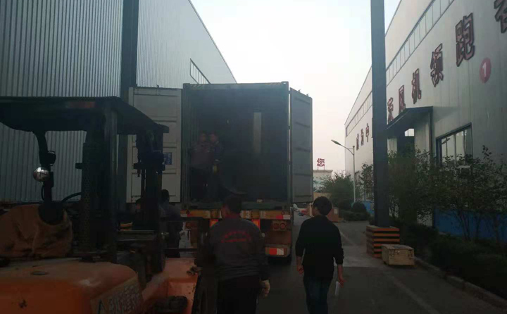 锯末草莓视频下载网站正在装车，准备发往塔桑尼亚