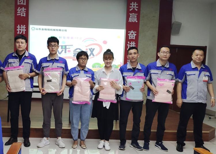 日志提报优秀人员领奖留念 生物质草莓视频下载网站械