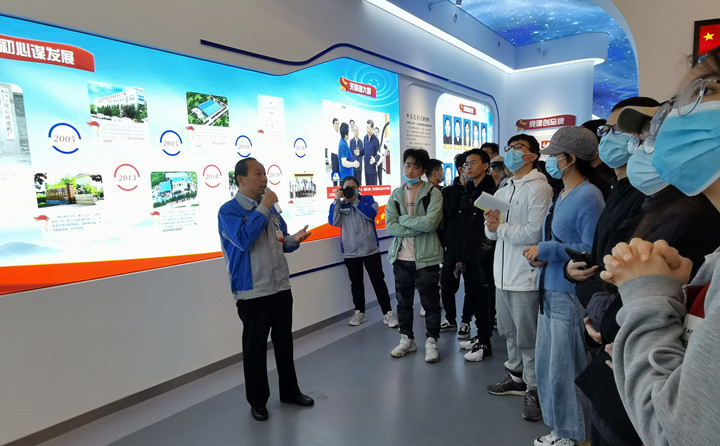 景书记从草莓视频APP网址进入18在线的品牌、企业理念、公司规模、全球布局等方面介绍了公司 景书记从草莓视频APP网址进入18在线的品牌、企业理念、公司规模、全球布局等方面介绍了公司