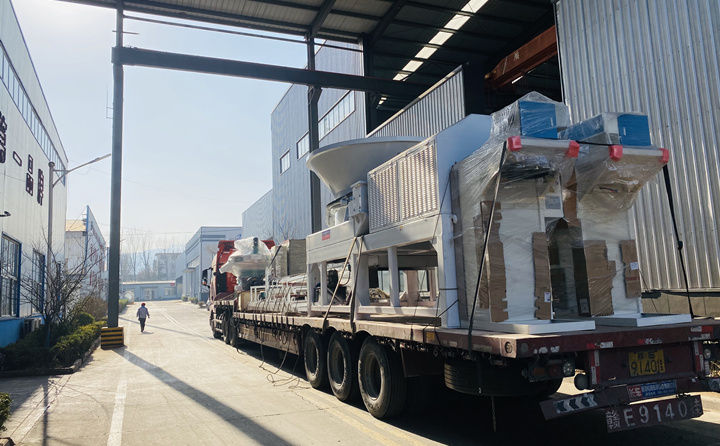 生产线设备转车完成,准备发往郑州 生产线设备转车完成,准备发往郑州