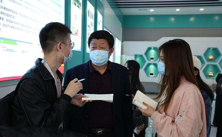 阳信利民生物质能技术有限公司副总经理魏中生接受记者采访 阳信利民生物质能技术有限公司副总经理魏中生接受记者采访