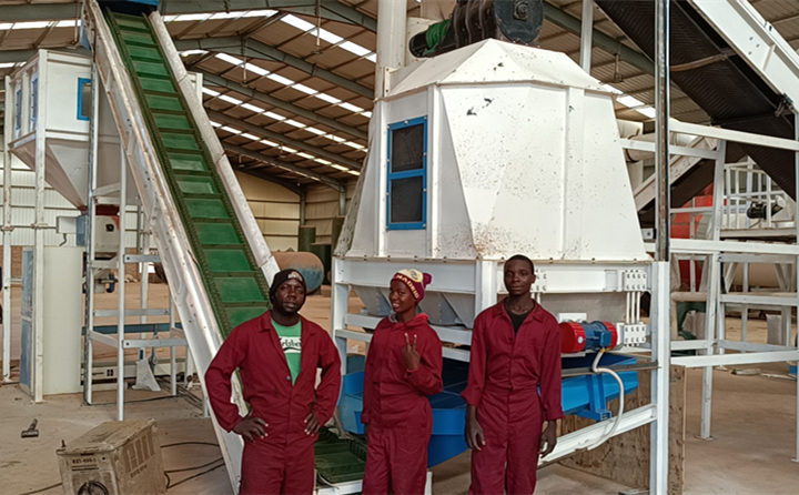 黑人小哥小妹纷纷为草莓视频APP网址进入18在线草莓视频下载网站设备的产能点赞竖大拇指