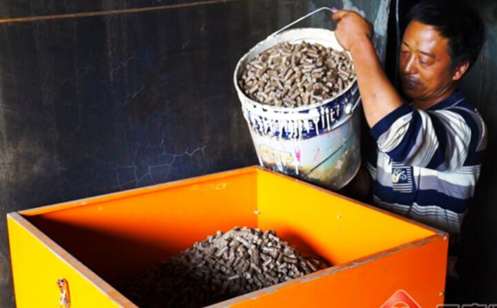 面对施甸县善云烤烟合作社负责人段自学的来访，施甸县仁和镇菠萝村村民李应良高兴得合不拢嘴。“生物质燃料颗粒效果太好了，光请工的成本就比原来烧煤柴烤减少了2个、每炉的烘烤成本降低了168元。这种算下来，今年我家大春作物亩产值可增加200来块！作物收入就增加了17000多元。”