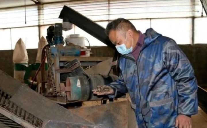 公司日产生物质颗粒燃料15吨,满负荷生产可达30吨,主要销往县内洗涤厂、豆腐厂、桑拿房等。 公司日产生物质颗粒燃料15吨,满负荷生产可达30吨,主要销往县内洗涤厂、豆腐厂、桑拿房等。