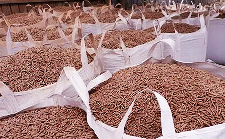 废木材、秸秆、稻草、稻壳、花生壳、玉米芯、油茶壳、棉籽壳等经过粉碎、混合、挤压、烘干等工艺加工,便可“摇身一变”成为一种新型清洁燃料——生物质颗粒燃料 废木材、秸秆、稻草、稻壳、花生壳、玉米芯、油茶壳、棉籽壳等经过粉碎、混合、挤压、烘干等工艺加工,便可“摇身一变”成为一种新型清洁燃料——生物质颗粒燃料