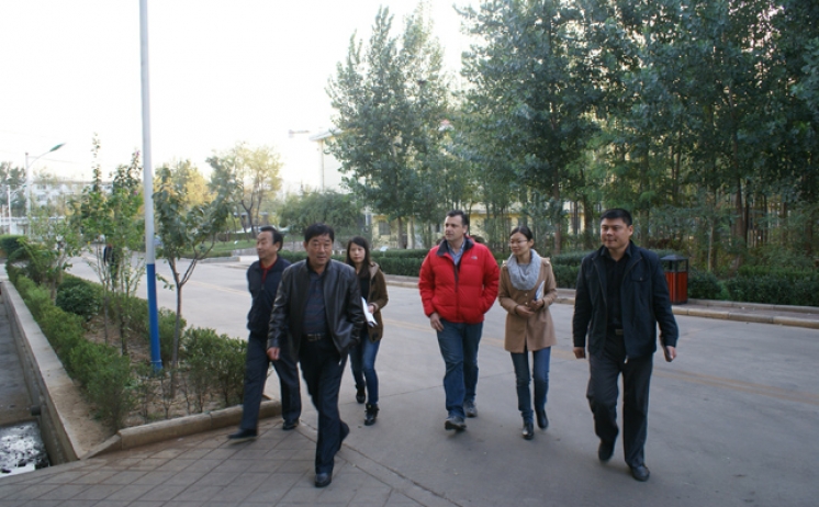 俄罗斯客户订购木屑草莓视频下载网站生产线